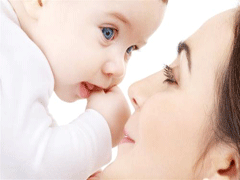 纯母乳喂养的宝宝适合添加辅食的年龄：几个月？